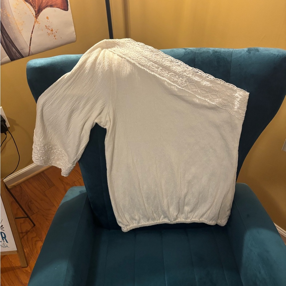Ladies| Jessica Simpson | Cream One Shoulder Blouse w/ Lace Trim - Picture 2 of 5
